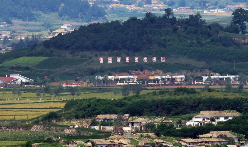 [인천=뉴시스] 전진환 기자 = 북한의 정권수립일(9.9절)을 하루 앞둔 9일 인천 강화군 강화평화전망대에서 바라본 북한 황해북도 개풍군의 한 마을 인근 야산에 '조선로동당만세'라는 선전문구가 세워져 있다. 2026.09.08. amin2@newsis.com