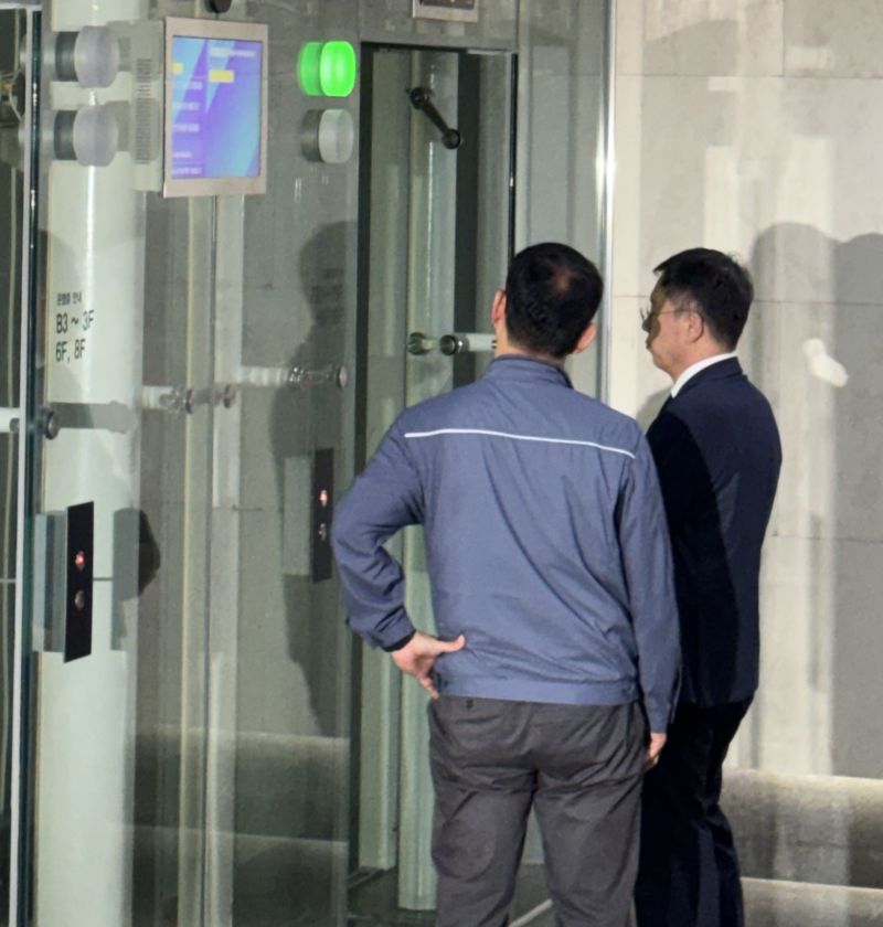 조성현 HL만도 그룹 부회장(오른쪽)이 21일 경기 성남 판교 사옥에서 지난 7월 평택공장 사망사고와 관련한 공식 사과 기자회견을 진행하려 했으나 유가족 등의 반대로 무산된 후 자리를 떠나고 있다. 사진= 김동찬 기자