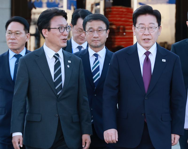 유엔총회 참석과 멕시코 국빈 방문을 위해 출국하는 이재명 대통령이 지난 9월 21일 성남 서울공항에서 공군 1호기로 이동하며 더불어민주당 김민석 대표와 대화하고 있다. 연합뉴스