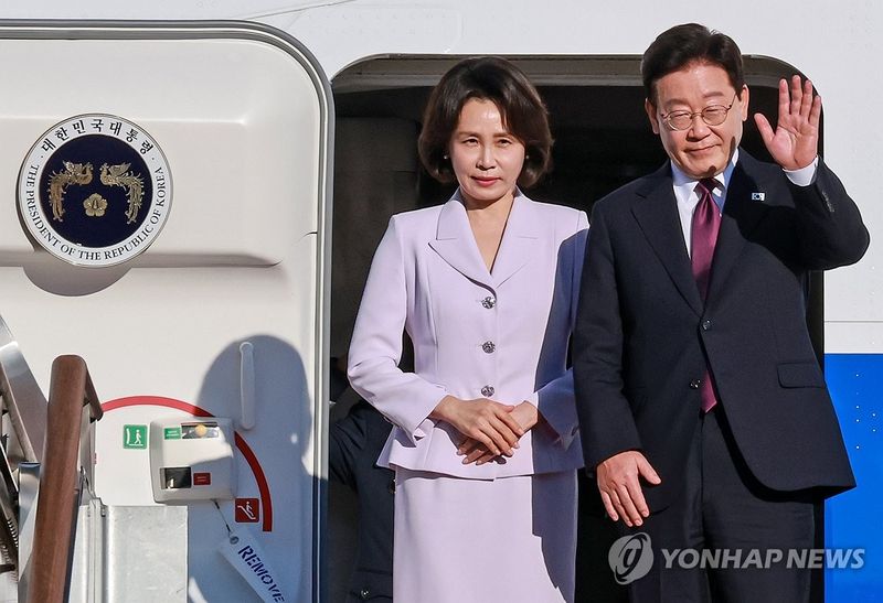 李대통령, 미국&middot;멕시코 순방 출발…강훈식과 웃으며 악수(종합)