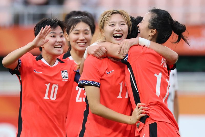 21일 일본 시즈오카 스타디움 에코파에서 열린 2026 아이치·나고야 아시안게임 조별예선 F조 대한민국과 북한의 경기 후반, 대한민국 윤수정이 동점골을 넣은뒤 동료와 기쁨을 나누고 있다. 2026.9.21 ⓒ 뉴스1 안은나 기자