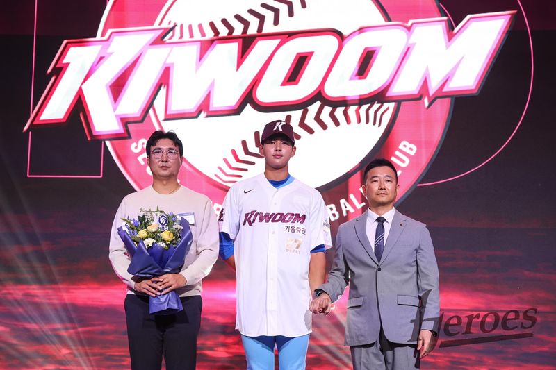하현승(가운데)이 KBO 신인드래프트 전체 1순위로 키움 유니폼을 입었다.(키움 히어로즈 제공)