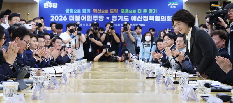 21일 오전 경기 의정부시 경기도청 북부청사에서 열린 더불어민주당 경기 예산정책협의회에서 추미애 경기도지사(오른쪽 첫번째)가 참석자들에게 인사를 하고 있다. 추 지사는 김민석 민주당 대표(왼쪽 두번째)와 정치적 갈등 이후 이날 처음 만났다. 뉴스1