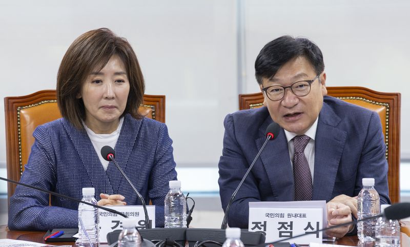 국민의힘 정점식 원내대표(오른쪽)가 21일 국회 의원회관에서 나경원 의원이 주재한 '2019년 빠루 사건의 진실' 준연동형비례제 민의왜곡 부작용과 악법 폐지 긴급토론회에 참석해 축사하고 있다. 연합뉴스