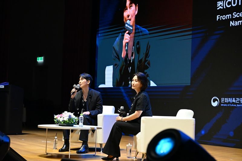 배우 김남길(왼쪽)이 스페셜 세션 '컷 너머의 세계: 배우 김남길' 연사로 참여해 MC 박경림과 패널 토크를 진행하는 모습. 한국콘텐츠진흥원 제공