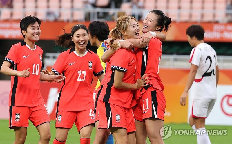 동점골 환호하는 한국여자축구팀. 연합뉴스