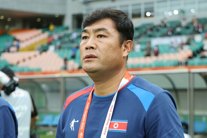 [후쿠로이(일본)=뉴시스] 황준선 기자 = 21일(현지시간) 일본 시즈오카현 후쿠로이시 시즈오카 스타디움 에코파에서 열린 2026 아이치·나고야 아시안게임 여자 축구 F조 예선 대한민국과 북한의 경기, 북한 박성진 감독이 경기 시작을 기다리고 있다. 2026.09.21. hwang@newsis.com