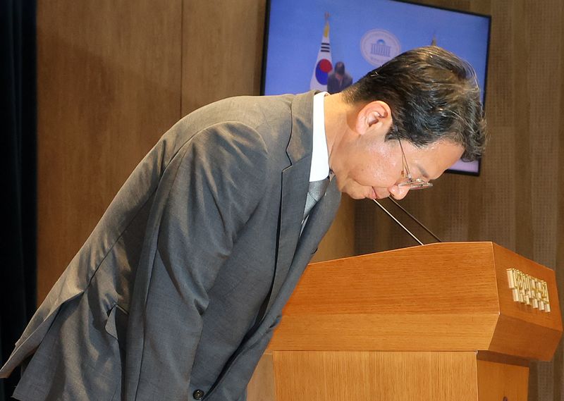 김승원 법무부 장관 후보자가 지난 19일 서울 영등포구 여의도 국회 소통관에서 후보자직 사퇴 기자회견을 마친 뒤 고개 숙여 인사하고 있다. 2026.9.19 ⓒ 뉴스1 김진환 기자