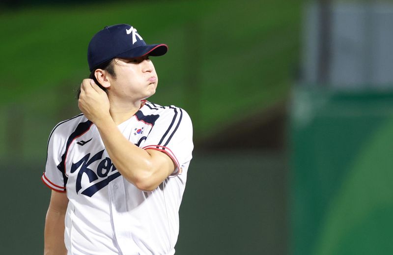 21일 오후(현지 시간) 일본 오카자키 종합중앙공원 야구장에서 열린 2026 아이치·나고야 아시안게임 야구 조별리그 한국과 대만의 경기, 5회초 수비를 마친 한국 곽빈이 덕아웃으로 들어가고 있다. 뉴시스