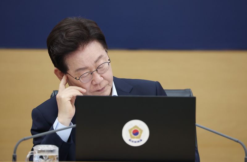 [세종=뉴시스] 조성봉 기자 = 이재명 대통령이 11일 정부세종청사에서 열린 국무회의에서 잠시 생각에 잠겨 있다. (청와대통신사진기자단) 2026.08.11. suncho21@newsis.com