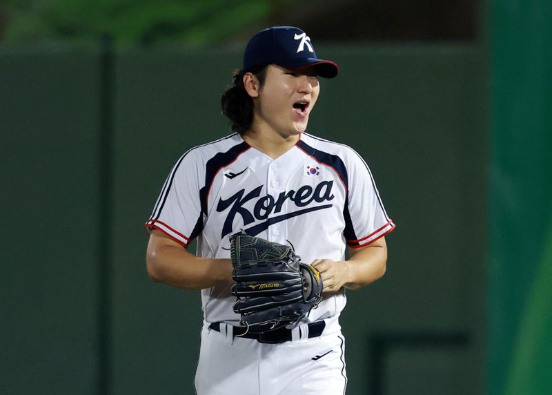 21일 오후(현지 시간) 일본 오카자키 종합중앙공원 야구장에서 열린 2026 아이치·나고야 아시안게임 야구 조별리그 한국과 대만의 경기, 6회초 1사 주자없는 상황에서 한국 선발 곽빈이 천천웨이를 1루수 땅볼 아웃으로 잡아낸 후 기뻐하고 있다. 뉴시스