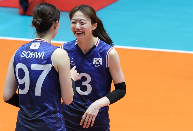 18일 일본 파크 아레나 고마키에서 열린 2026 아이치·나고야 아시안게임 여자배구 조별리그 D조 3차전 대한민국과 베트남의 경기에서 김다인이 득점 후 강소휘와 기뻐하고 있다. 2026.9.18 ⓒ 뉴스1 김민지 기자