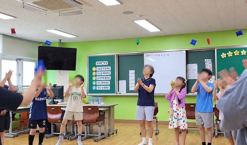 교사와 초등학생들이 콩주머니 던지기를 하고 있다. 기사와 무관한 자료사진. /사진=연합뉴스