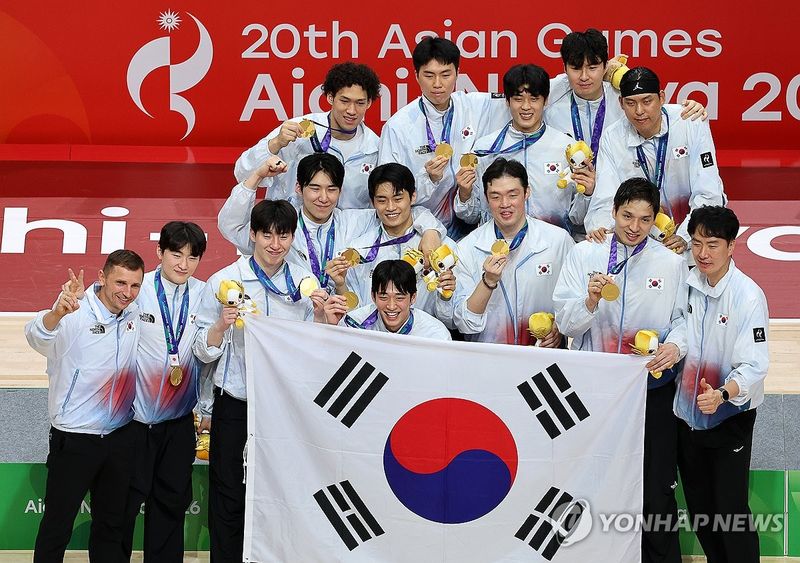 기념촬영하는 남자 농구 대표팀. 연합뉴스