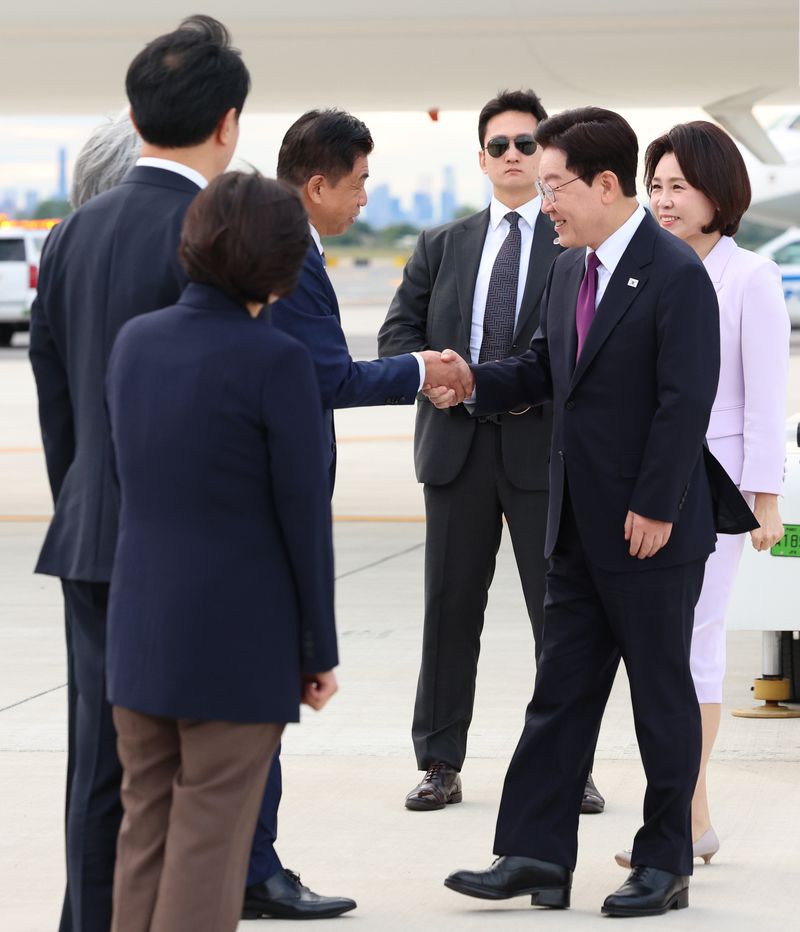 이재명 대통령과 김혜경 여사가 21일(현지시간) 미국 뉴욕 JFK 국제공항에서 영접 나온 차지훈 주유엔대사와 인사하고 있다. 연합뉴스