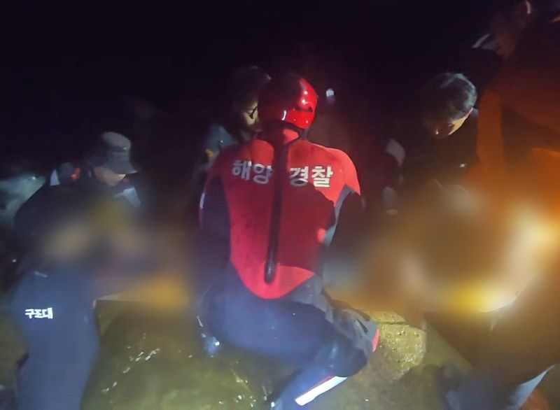 21일 오후 제주시 구좌읍 종달항에서 해경이 미귀가 신고가 접수된 70대를 발견해 구조하고 있다. 2026.09.22. /사진=뉴시스(서귀포해양경찰서 제공)