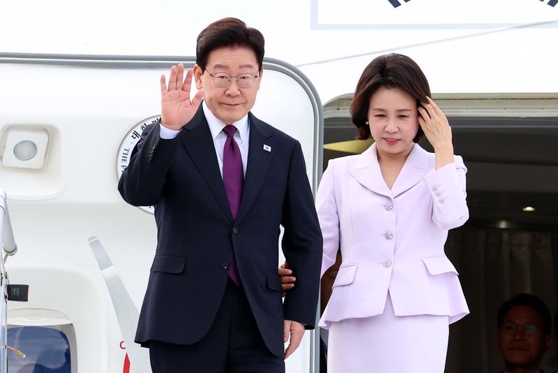 유엔 총회 참석차 뉴욕을 방문하는 이재명 대통령과 김혜경 여사가 21일(현지 시간) 미국 뉴욕 JFK 국제공항에 도착해 인사를 하고 있다. 뉴시스