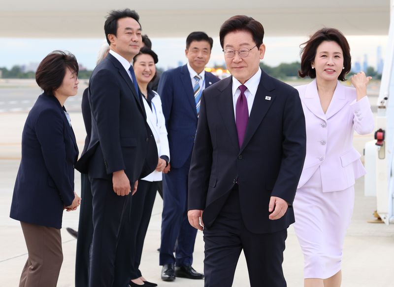 이재명 대통령과 김혜경 여사가 21일(현지시간) 미국 뉴욕 JFK 국제공항에 도착한 공군 1호기에서 내려 차량으로 이동하고 있다. 연합뉴스