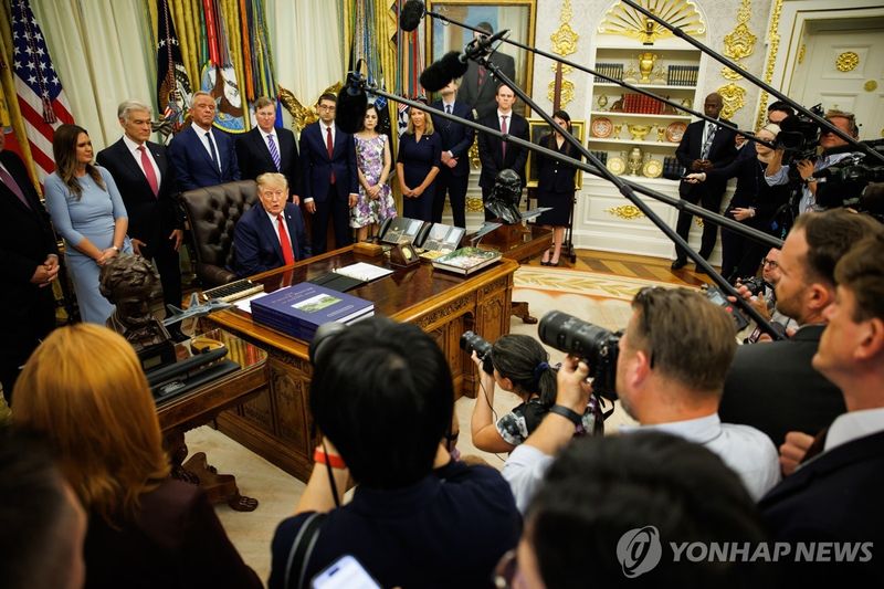 집무실에서 기자들 질문에 답하는 트럼프 (출처=연합뉴스)