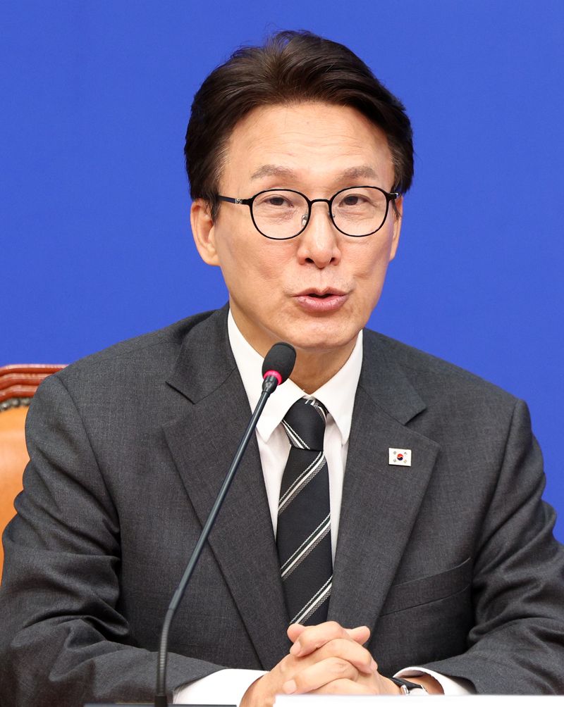 김민석 더불어민주당 대표가 21일 서울 여의도 국회에서 오준호 기본소득당 대표를 접견하며 발언하고 있다. 뉴시스