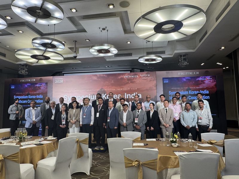 레메디가 지난 16일 인도 뉴델리에서 '한·인도 헬스케어 협력 심포지엄(Symposium Korea-India Healthcare Cooperation)'을 열고 결핵 진단기술과 현장 검진 확대 방안을 논의한 이후 기념촬영중인 모습. 레메디 제공.
