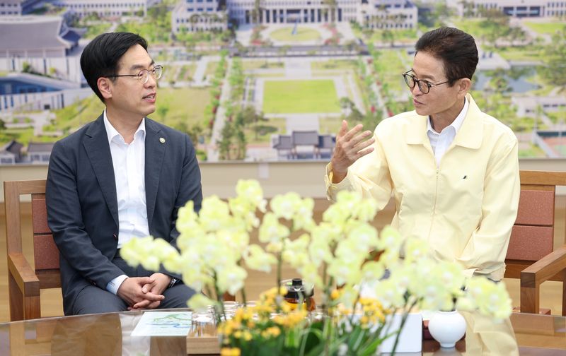 이철우 경북지사(오른쪽)가 지난 21일 경북도청을 방문한 김민재 행정안전부 차관과 미래대응기금 등에 대한 의견을 나누고 있다. 뉴시스