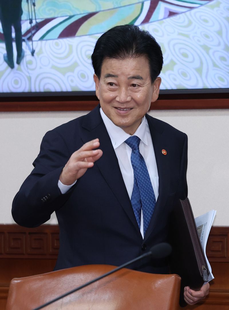 정동영 통일부 장관이 지난 22일 서울 종로구 정부서울청사에서 열린 국무회의에 참석하고 있다. 뉴시스