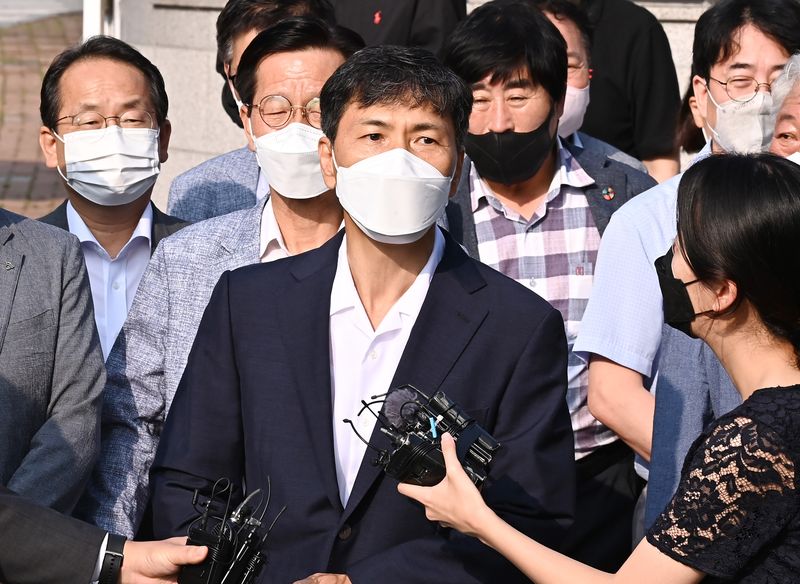 [여주=뉴시스] 김종택기자 = 여성 수행비서를 성폭행한 혐의로 실형을 선고받고 수감 생활을 해 온 안희정 전 충남지사가 4일 오전 경기도 여주교도소에서 3년 6개월의 형기를 마치고 만기출소하고 있다. 안 전 지사는 지난 2018년 4월 피감독자 간음 및 강제추행, 성폭력범죄처벌법상 업무상 위력에 의한 추행 혐의로 기소됐고 2019년 9월 대법원에서 실형을 확정받아 복역해왔다. 2022.08.04. jtk@newsis.com