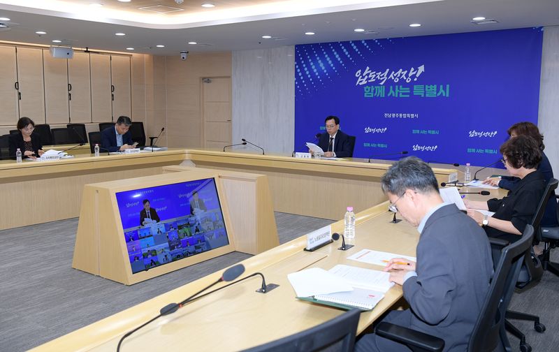전남광주통합특별시(광주특별시)가 추석 연휴 기간 시민과 귀성객이 안전하고 편안한 명절을 보내도록 24일부터 27일까지 '추석 명절 종합 대책'을 추진한다. 사진은 고광완 안전민생부시장이 지난 21일 '특별시-시·군·구 부단체장 협력 회의'를 주재하며 분야별 대책과 비상 근무 체계를 점검하고 있는 모습. 광주특별시 제공