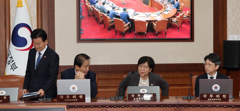 권오을 국가보훈부 장관, 정은경 보건복지부 장관, 홍지선 국토교통부 2차관(국토교통부 장관 후보자)이 22일 서울 종로구 정부서울청사에서 국무회의에 참석해 대화하고 있다. 뉴스1