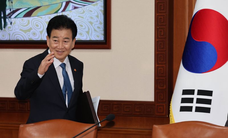 정동영 통일부 장관이 지난 22일 정부서울청사에서 열린 국무회의에 참석하며 인사하고 있다. 뉴스1