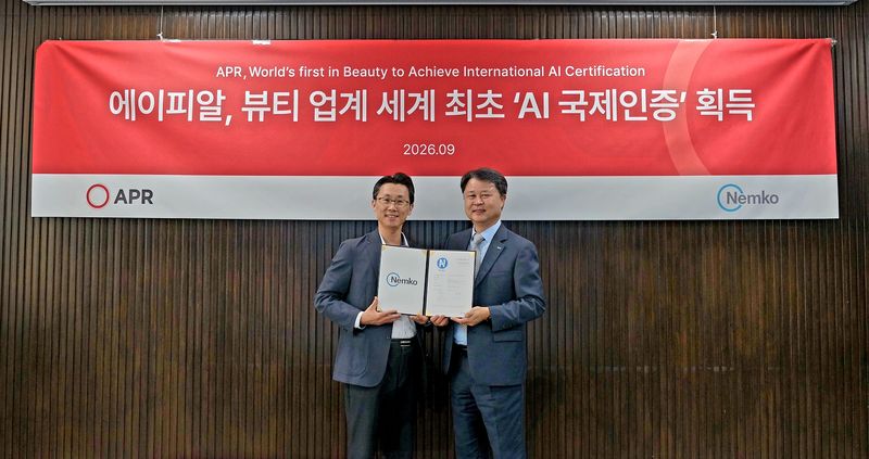 신재우 에이피알 R&D 센터장(왼쪽)과 곽삼근 넴코 코리아 전무가 지난 15일 서울 송파구 에이피알 본사에서 열린 AI 제품 신뢰성 마크 획득 행사에서 기념촬영을 하고 있다. 에이피알 제공