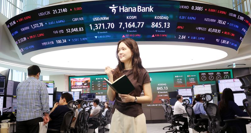 코스피가 2.20%오른 7161.61에 장을 시작한 22일 오전 서울 중구 하나은행 본점에서 딜러들이 업무를 보고 있다. 코스닥은 9.87포인트(1.18%) 오른 846.14에 개장했다. /사진=뉴시스