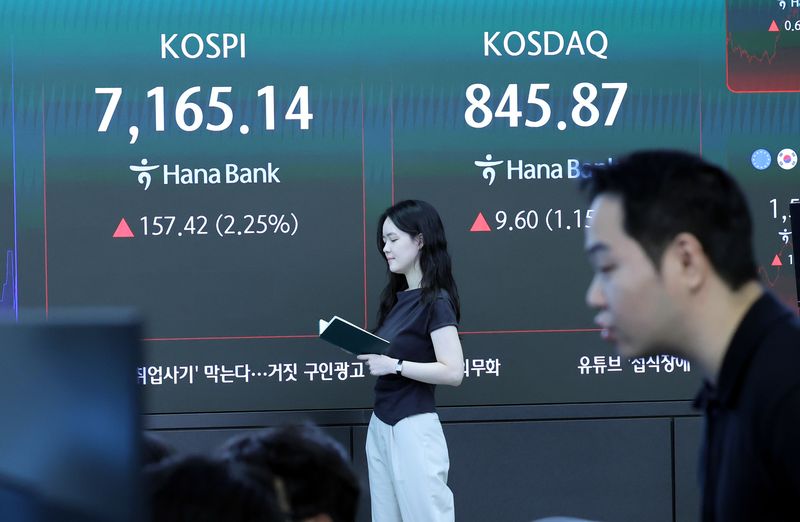 22일 오전 서울 중구 하나은행 본점에서 딜러들이 업무를 보고 있다. 뉴시스 제공