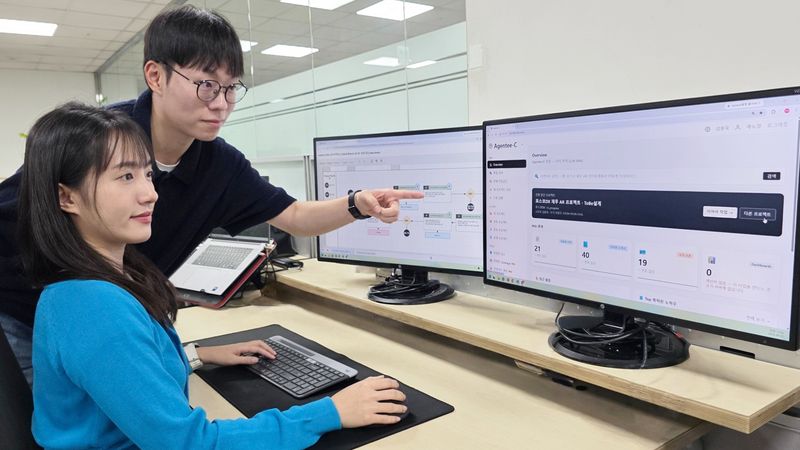 포스코DX의 AX 컨설턴트 직원들이 AI에이전트가 도출한 컨설팅 산출물을 검토하고 있다. 포스코DX 제공