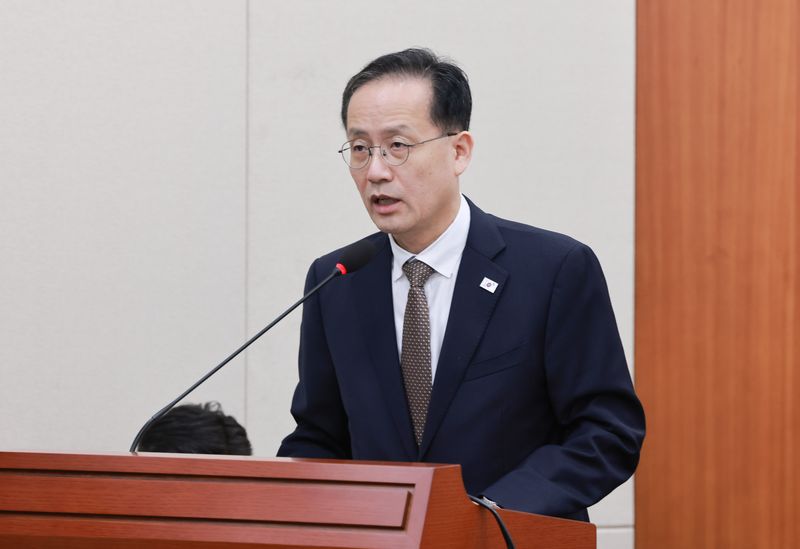 22일 국회 재정경제기획위원회 전체회의에서 이형일 부총리 겸 재정경제부 장관이 인사말하고 있다. 연합뉴스
