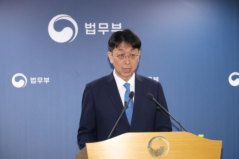 이응철 법무부 검찰국장이 22일 경기 과천 정부과천청사 법무부에서 공소청 직제안 관련 브리핑을 하고 있다. 뉴시스