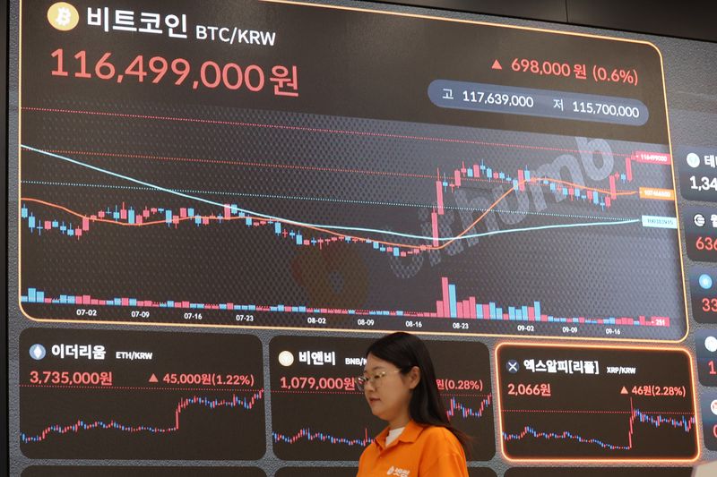 비트코인 가격이 1억1000만원선을 회복한 22일 오전 서울 서초구 빗썸라운지 전광판에 비트코인 가격이 표시돼 있다. 사진=뉴시스