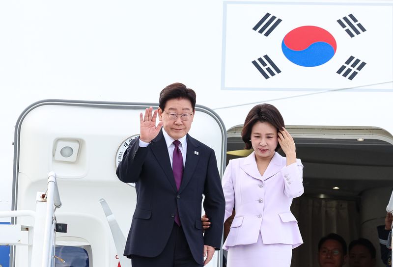 이재명 대통령과 김혜경 여사가 21일(현지시간) 유엔 총회 참석을 위해 미국 뉴욕 JFK 공항에 도착해 환송객들에게 인사하고 있다. 뉴스1