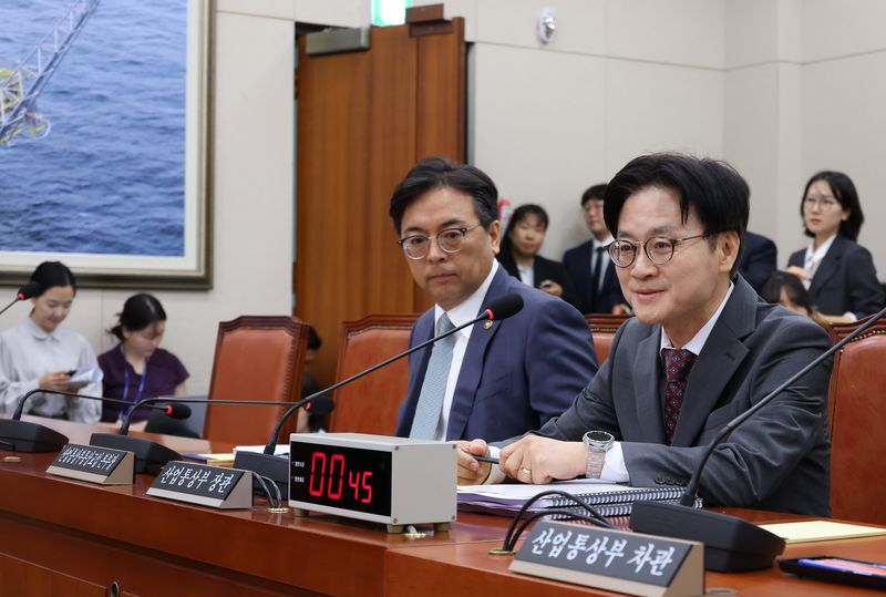 김정관 산업통상부 장관이 22일 국회 산업통상중소벤처기업위원회에 '대한민국과 미합중국 간 전략적투자의 운영 및 관리를 위한 특별법'에 따른 대미투자 사전보고를 위해 상임위 회의장에 참석, 발언하고 있다. 연합뉴스