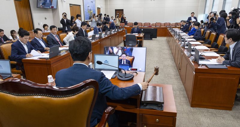 22일 국회에서 열린 산업통상중소벤처기업위원회 전체회의에서 위원장인 국민의힘 김성원 의원이 여야 합의로 채택된 이소영 중소벤처기업부 장관 후보자의 인사청문보고서를 처리하고 있다. 연합뉴스