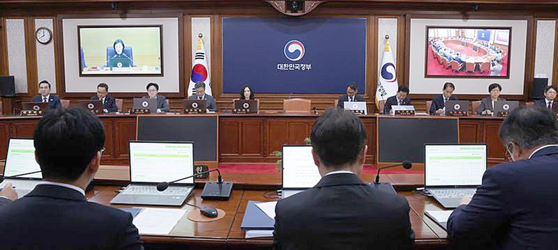 윤호중 행정안전부장관, 김정관 산업통상부 장관 등 국무위원들이 22일 오전 서울 종로구 정부서울청사에서 열린 국무회의에 참석하고 있다. 뉴시스