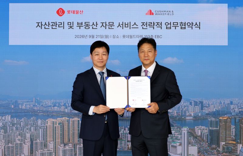 장재훈 롯데물산 대표이사(왼쪽부터)와 황점상 쿠시먼앤드웨이크필드 코리아 대표가 지난 21일 서울 롯데월드타워 EBC에서 부동산 서비스 협력을 위한 업무협약(MOU)을 체결한 뒤 기념 촬영을 하고 있다. 롯데물산 제공