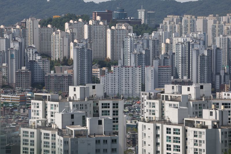 [서울=뉴시스] 김명년 기자 = 한국부동산원이 지난 10일 발표한 주간 아파트 가격 동향에 따르면, 9월 첫째 주(7일 기준) 노원·도봉·강북구 등이 포함된 서울 동북부 지역의 아파트 전셋값은 올해 들어 10.11% 올라 2015년 이후 11년 만에 두 자릿수 상승률을 기록했다. 부동산 빅데이터업체 아실에 따르면 지난해 10·15 대책 이후 서울 동북부 지역의 아파트 전세 매물은 44.6% 감소했다. 사진은 11일 서울 강북구의 한 아파트 단지 모습. 2026.09.11. kmn@newsis.com