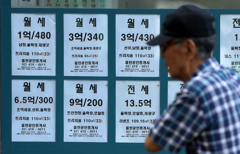 [서울=뉴시스] 김명년 기자 = 서울 아파트 전셋값 상승과 전세 매물 부족으로 월세 수요가 늘면서 세입자들의 주거비 부담이 커지고 있다. 한국부동산원에 따르면 지난 7월 서울 아파트 평균 월세가격은 162만원으로 관련 통계 집계 이후 처음으로 160만원을 넘어섰다. 25일 서울 송파구 한 공인중개업소에 월세 매물 안내문이 게시돼 있다. 2026.08.25. kmn@newsis.com