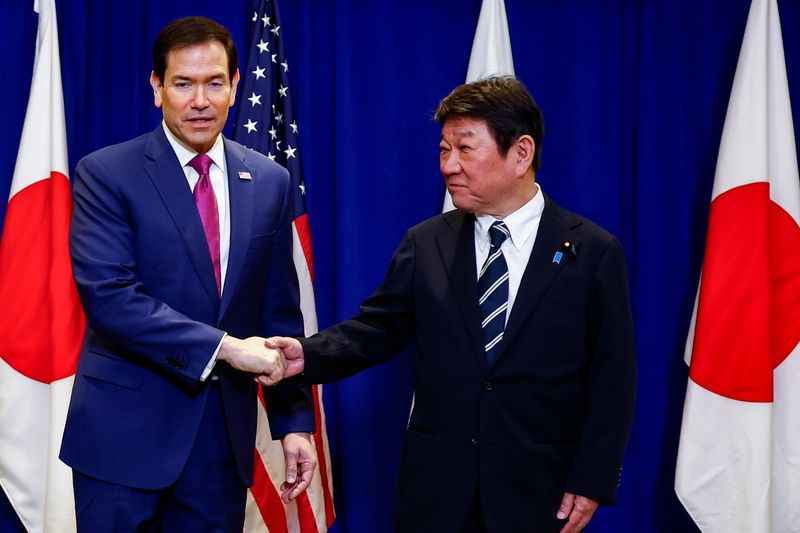 미일 외교장관, 10분간 서서 대화 …日, ICC 관련 입장 전달