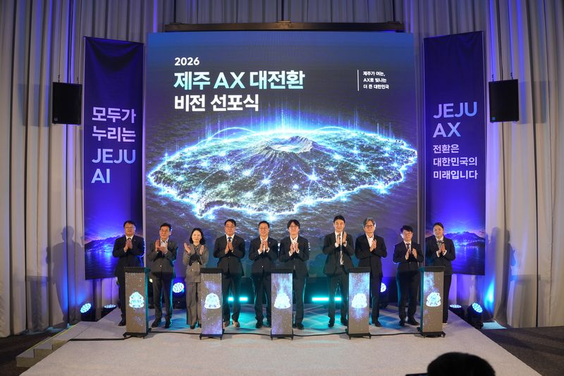 지난 11일 제주시 카카오 스페이스 닷 원에서 열린 ‘2026 제주 AX 대전환 비전 선포식’에서 위성곤 제주도지사와 하정우 대통령 직속 국가인공지능전략위원회 부위원장 등 참석자들이 비전 선포 퍼포먼스 후 박수를 치고 있다. 위 지사는 이날 하정우 부위원장에게 글로벌 AI 허브 제주 조성과 4대 과학기술원-제주 연합캠퍼스, 국가 GPU 인프라 제주 우선 배분 등을 정부 지원과제로 건의했다. 사진=제주특별자치도 제공
