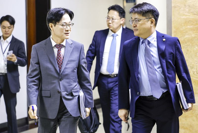 김정관 산업통상부 장관과 문신학 차관이 22일 서울 여의도 국회에서 열린 산업통상자원중소벤처기업위원회 전체회의에 참석하고 있다. 뉴시스