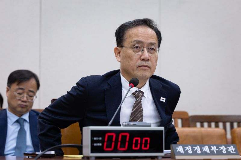 이형일 경제부총리 겸 재정경제부 장관이 22일 서울 여의도 국회에서 열린 제439회 국회(정기회) 재정경제기획위원회 제4차 전체회의에 출석해 자리하고 있다. 이날 재경위는 비공개로 정부로부터 '대한민국과 미합중국 간 전략적투자의 운영 및 관리를 위한 특별법'에 따른 대미투자 사전 보고를 받았다. 뉴스1