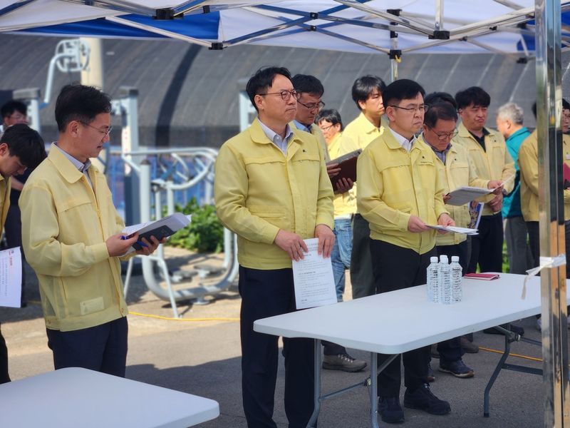 임하수 산림차장(왼쪽 2번째)이 22일 충남 서산시 팔봉면 진장리 재선충병 방제현장을 찾아 효율적인 방제방법 및 피해목의 이용 활성화 방안 등에 대한 설명을 듣고 있다. 산림청 제공